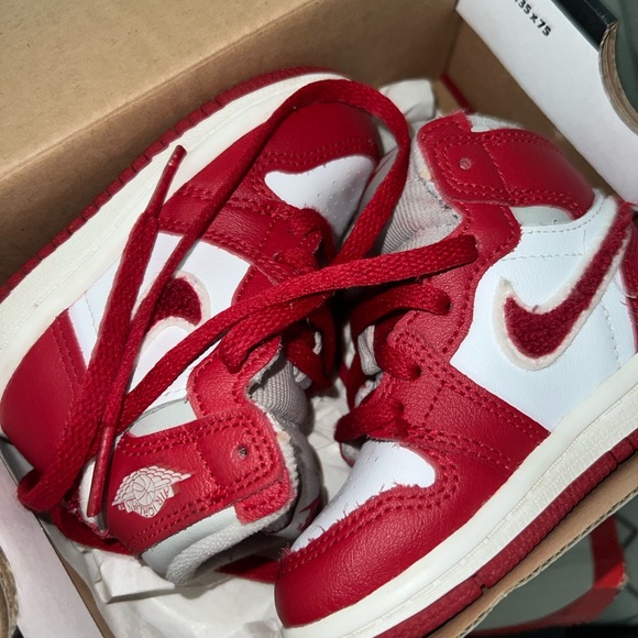 Like new Jordan retro 1s red 5c - Picture 2 of 3